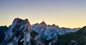 what is the difference between hiking and backpacking